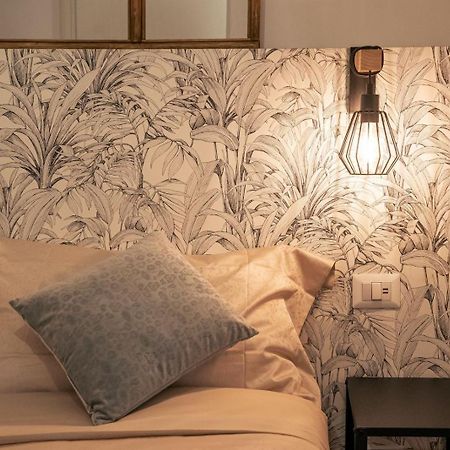 Elegant Design Apartment In Historical City Center Катания Экстерьер фото