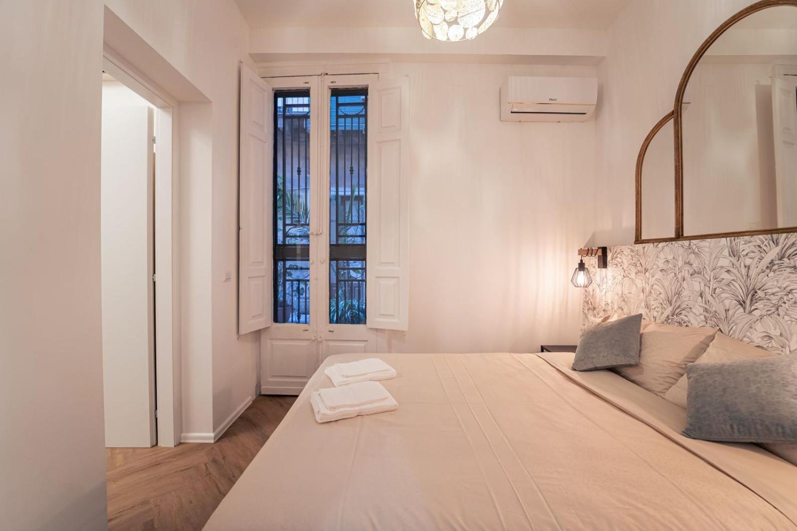 Elegant Design Apartment In Historical City Center Катания Экстерьер фото
