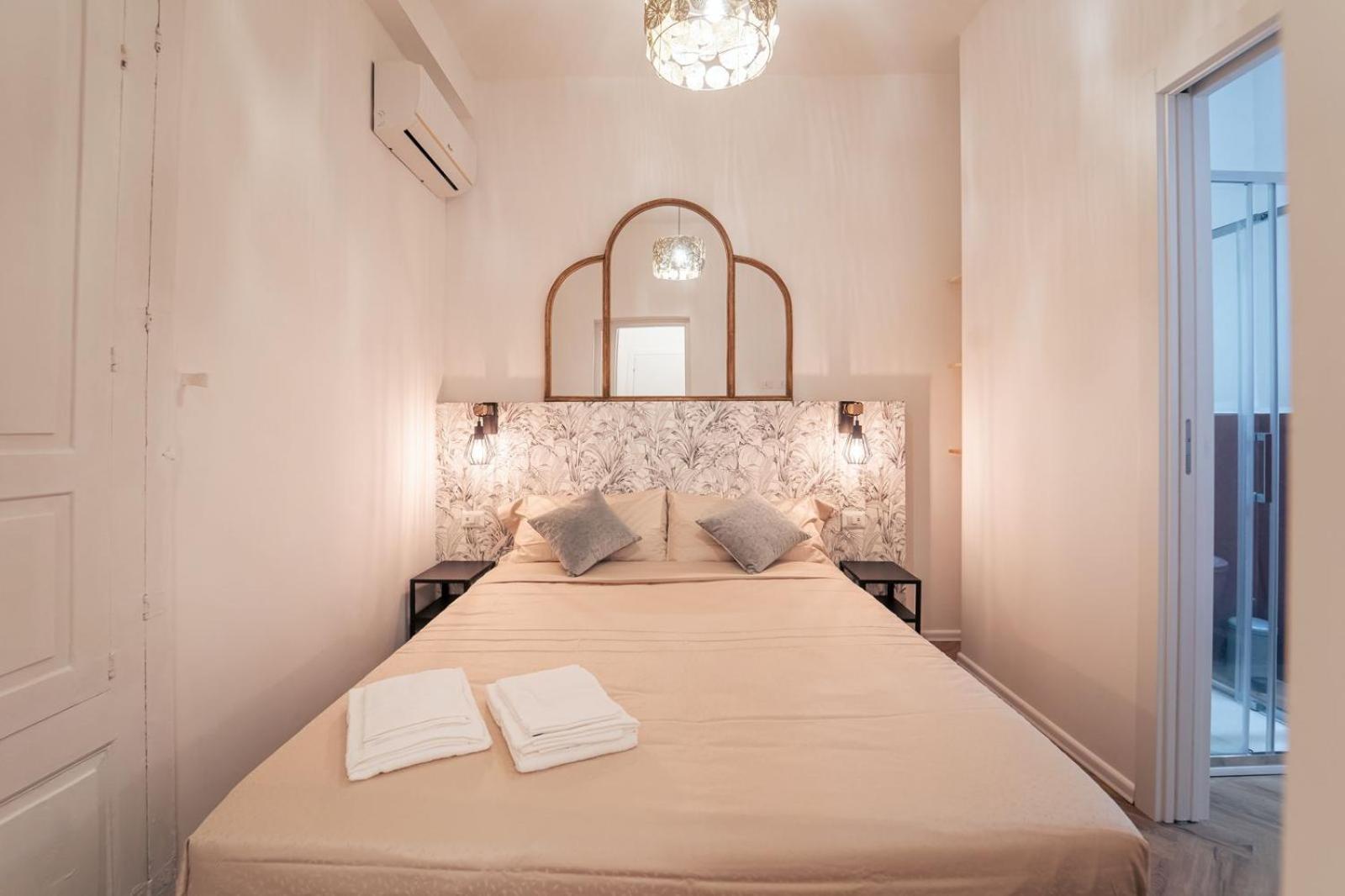 Elegant Design Apartment In Historical City Center Катания Экстерьер фото